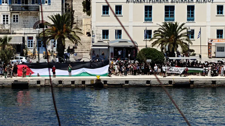 Bentzi Kaplan Israeli passengers barred from disembarking on Greek island