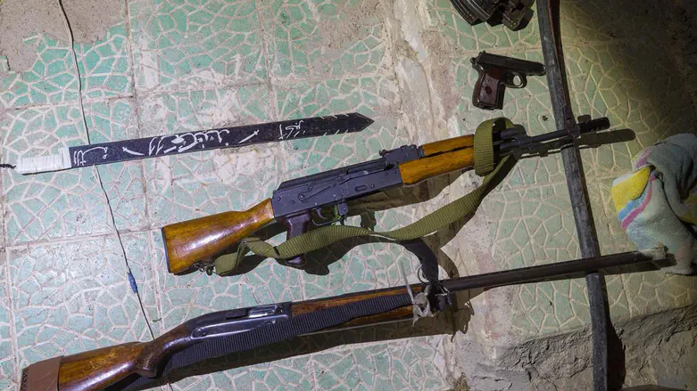 IDF apprehends weapons dealers in southern Syria