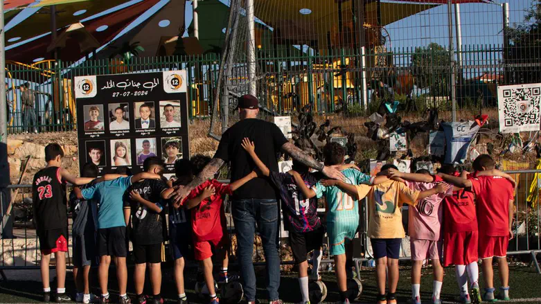רביב כנר בשיר לזכר הילדים שנרצחו