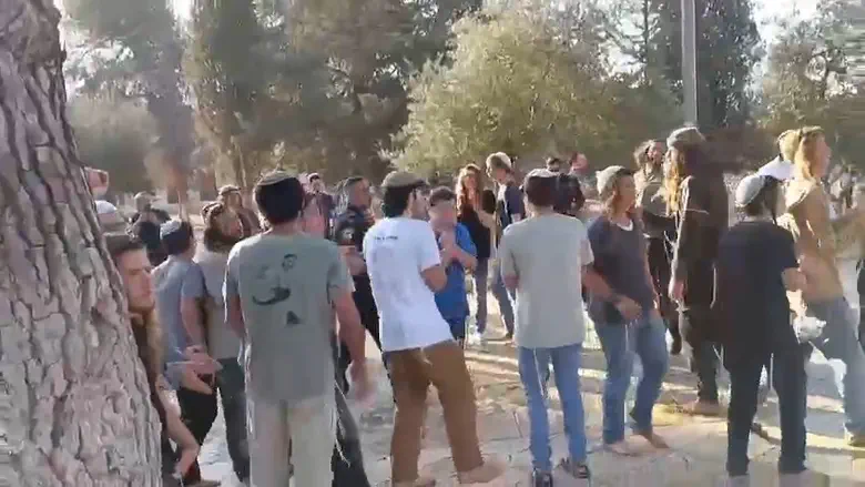 يهود يرقصون ويغنون في باحة المسجد الأقصى