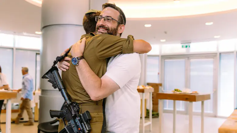 Parents of Lone Soldiers arrive in Israel on Birthright program