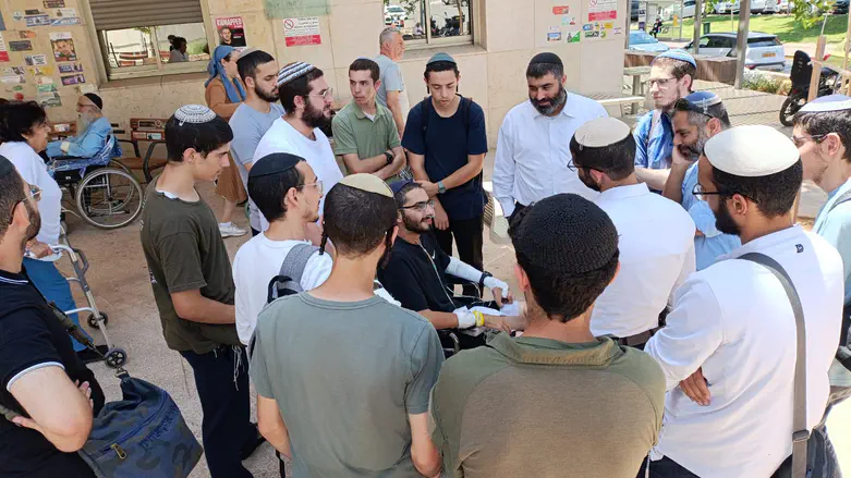 ניס ניסים: חייל ישיבת הסדר ששרד פיגוע קטלני מספר על הדרך המופלאה שלו לחזור לדבר