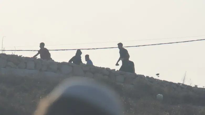 Arabs mob hikers in Binyamin Region