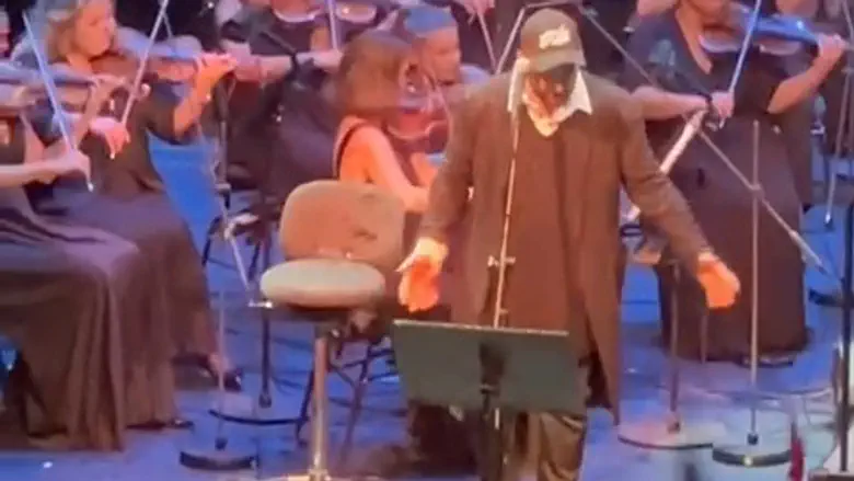 Злоумышленница плеснула красной краской на Давида Д'Ора