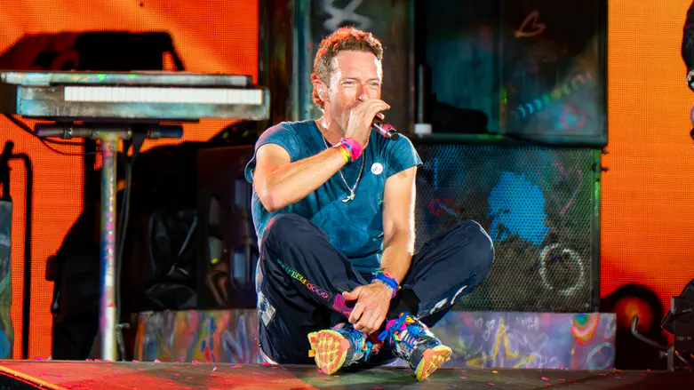 Chris Martin invites Israelis, then welcomes 'Palestinians'