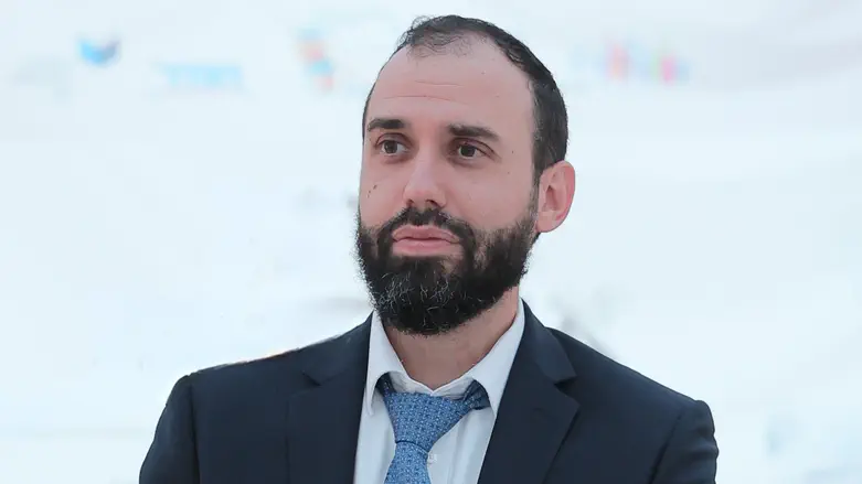 הרב שמבקש להחזיר את האור לעולם