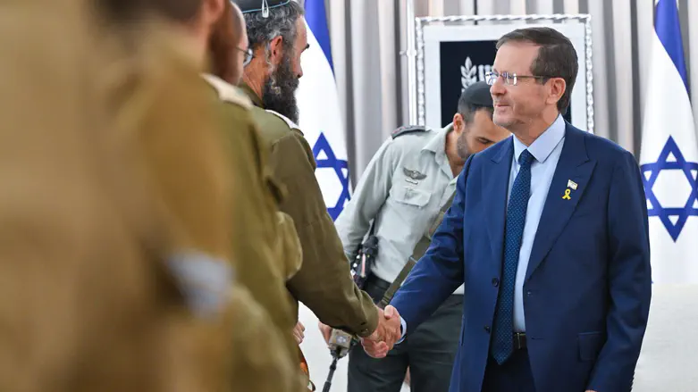 President Herzog toasts haredi IDF soldiers on Rosh Hashanah eve