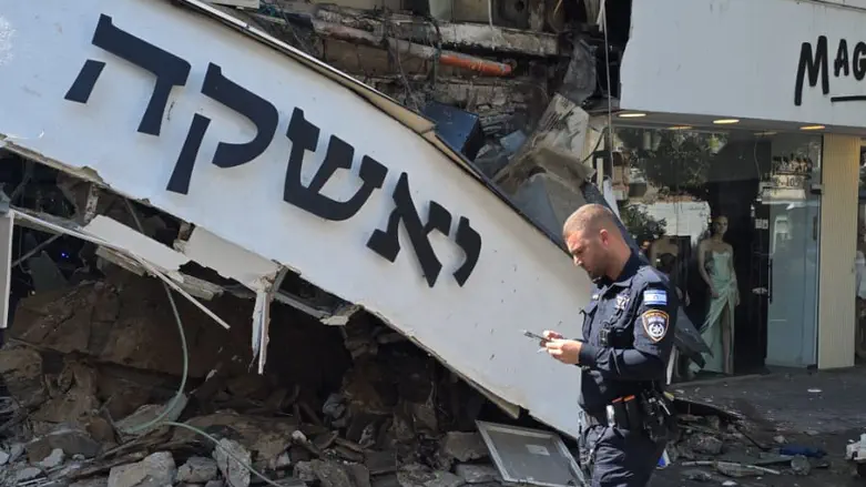 Balcony collapses above Tel Aviv restaurant
