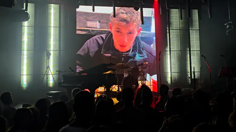 צילום: ערוץ 7 השירים של ענר שפירא על הבמה - בלעדיו