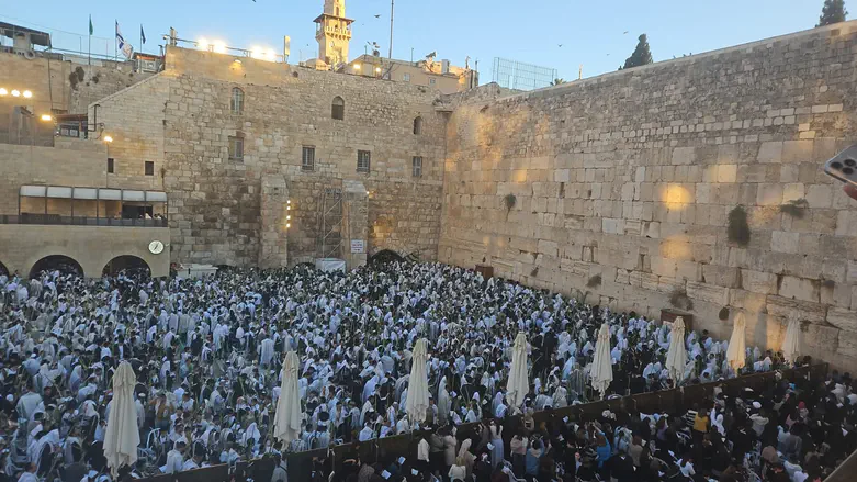 Тысячи человек на молитве Ошана-Раба у Западной Стены