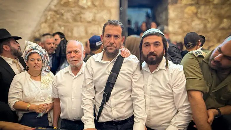 אלפים שרו והתפללו בקבר יוסף