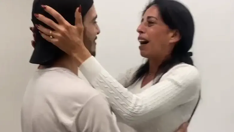 צילום: ללא Первые объятия Эйнав Ценгаукер с сыном. Видео