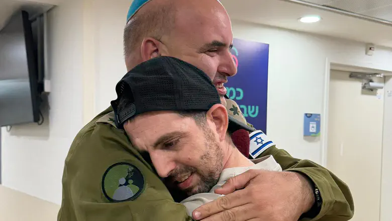 המפגש המרגש בין שורד השבי ל"איש הלגו"