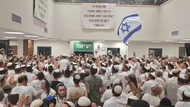 "ופדוי ה' ישובון" - כך רקדו בישיבות