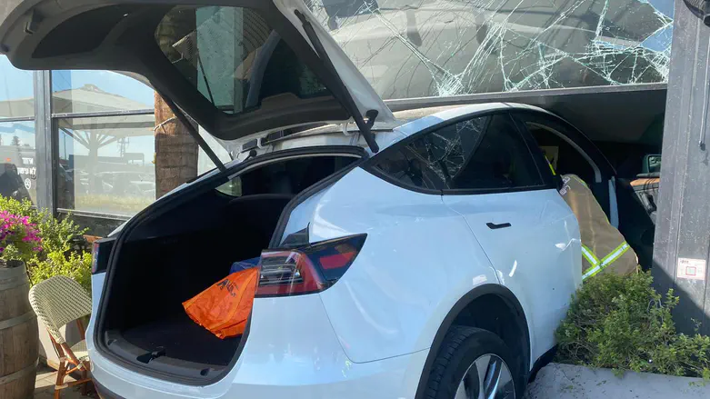 צילום: תיעוד מבצעי מד"א מיכאל וולדמן נהרג מהתנגשות רכב בבית קפה