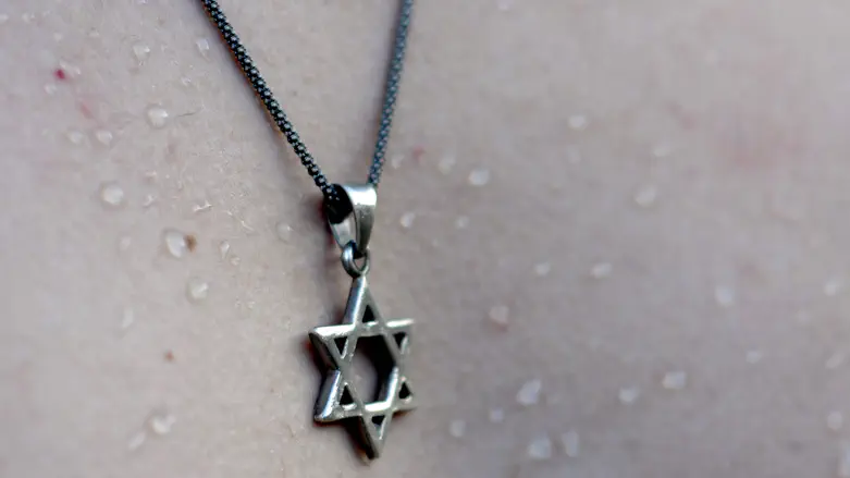 Threatened in a taxi because she was wearing a Star of David