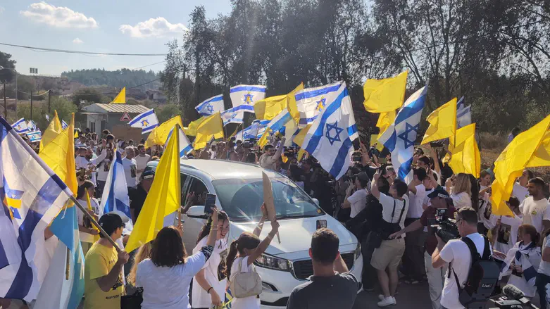 צילום: תניא ציון וולדקס Tanya Zion-Waldoks מאות קיבלו את פני התאומים גלי וזיו ברמן