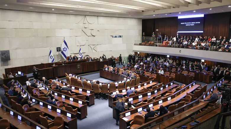 Bill to dissolve Knesset passes preliminary reading