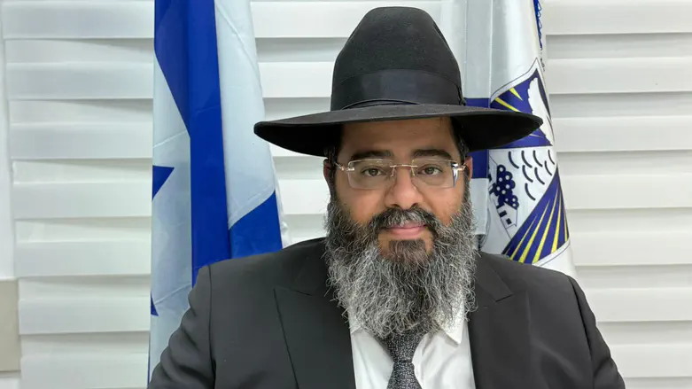 הרב יחיאל בסיס נבחר לרב העיר ראש העין
