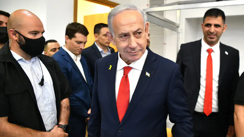 צילום: REUVEN KASTRO/POOL צוות ההגנה של נתניהו מאיים בפרישה