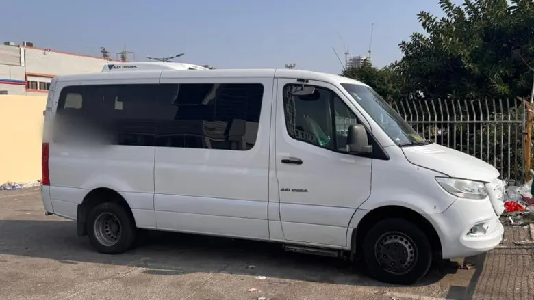 צילום: דוברות המשטרה נהג נעצר בבני ברק, 12 שב"חים אותרו ברכב