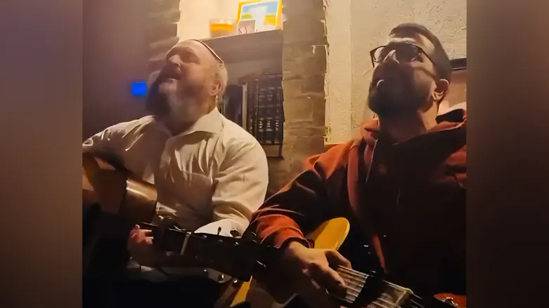 חנן בן ארי והרב כ"ץ שרים ומתרגשים