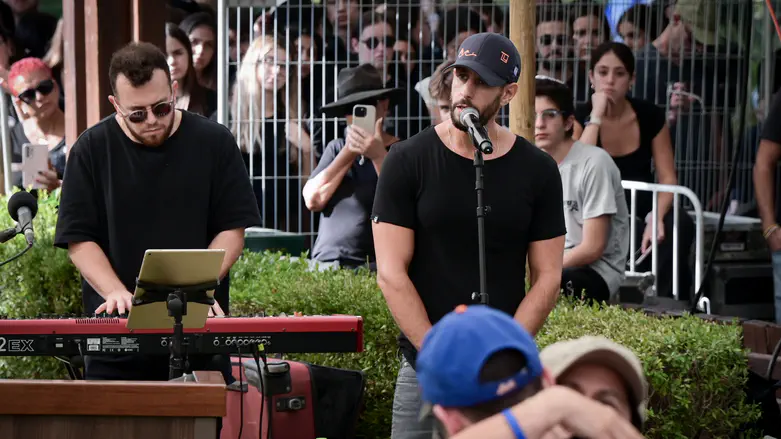 Avshalom Sassoni/Flash90 Watch: Idan Amedi's moving performance at Itay Chen's funeral