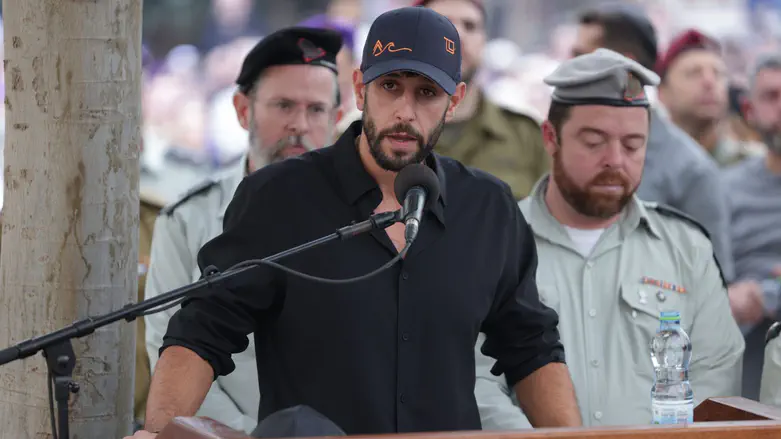 Идан Амеди давится слезами на похоронах Адара Голдина