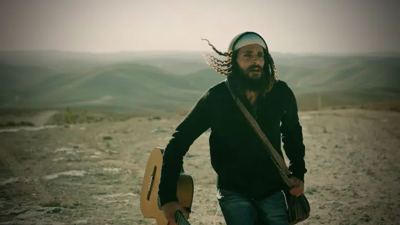 המסע המוזיקלי של שחר עזרא: „לך לך”