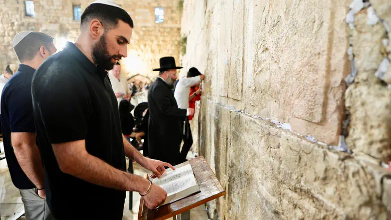 Captivity survivor prays at Western Wall