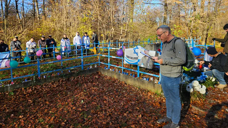 צפו: עפר מחומש פוזר על קברי הילדים בפולין