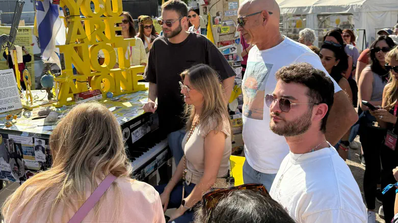 צילום: מטה משפחות החטופים Alon Ohel performs song that carried him through captivity