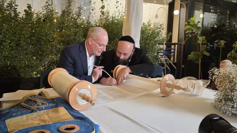 צילום: חיים גרינבוים ספר תורה לזכרו של משה לייטר הי"ד