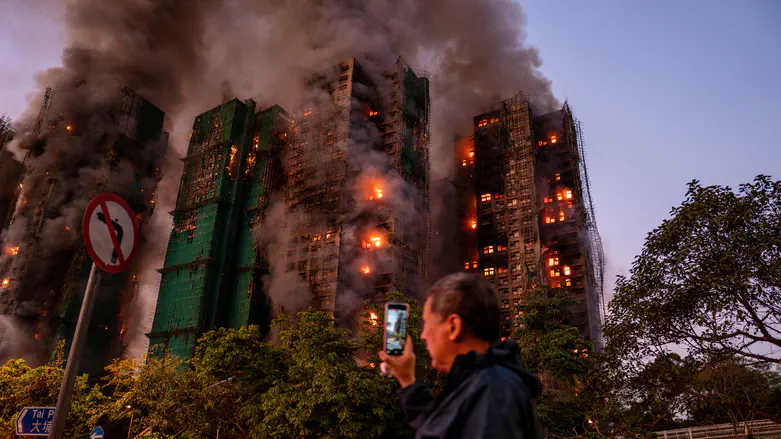 Deadly fire breaks out in Hong Kong residential complex Deadly fire breaks out in Hong Kong residential complex