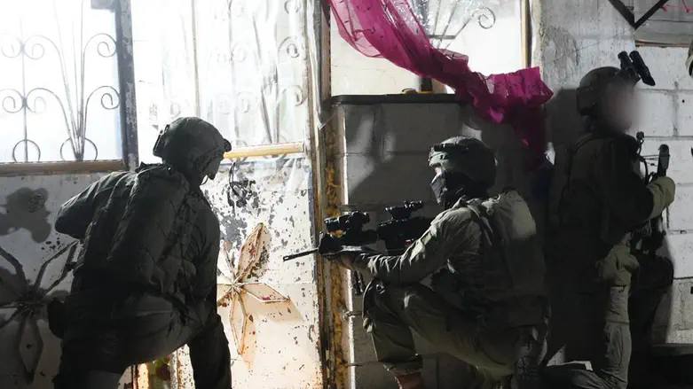 IDF soldiers capture ISIS-affiliated suspect in southern Syria ...