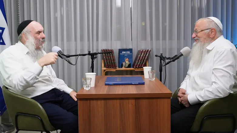 הרב שמואל אליהו והרב יהושע שפירא בפודקאסט