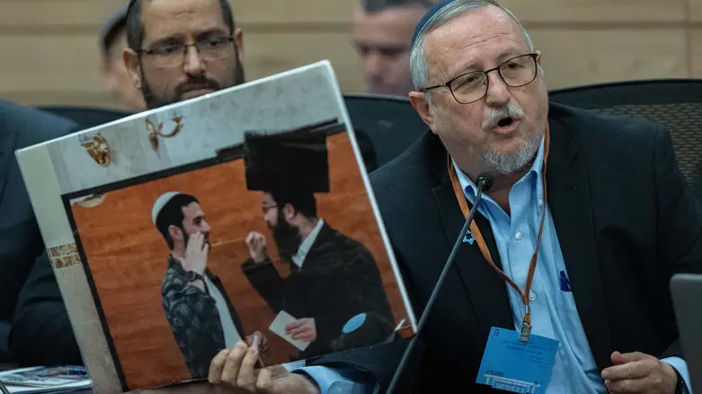 Скорбящий отец показал фото детей и попросил передать послание