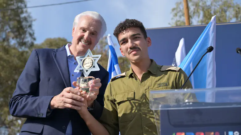 Watch Edan Alexander dons an IDF uniform