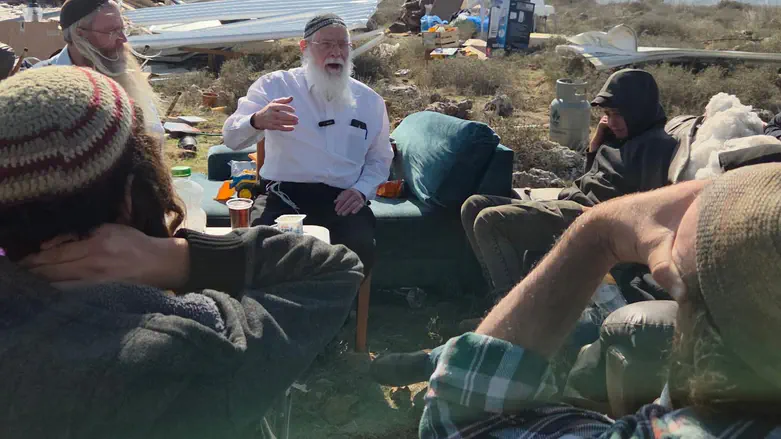 רב השומרון הגיע לתמוך בתושבים לאחר ההרס: „אנחנו נמשיך לבנות”