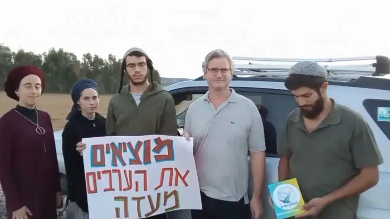 צילום: באדיבות המצלם המזוודות לעזתים - מיצג סמוך למעבר ארז