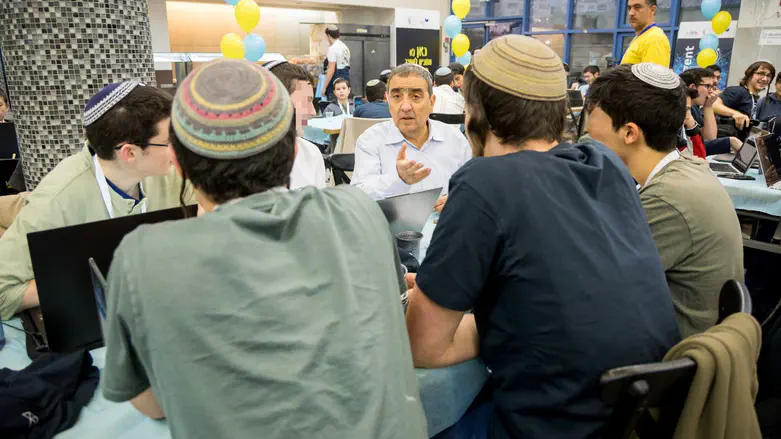 תלמידים מפתחים סוכני AI