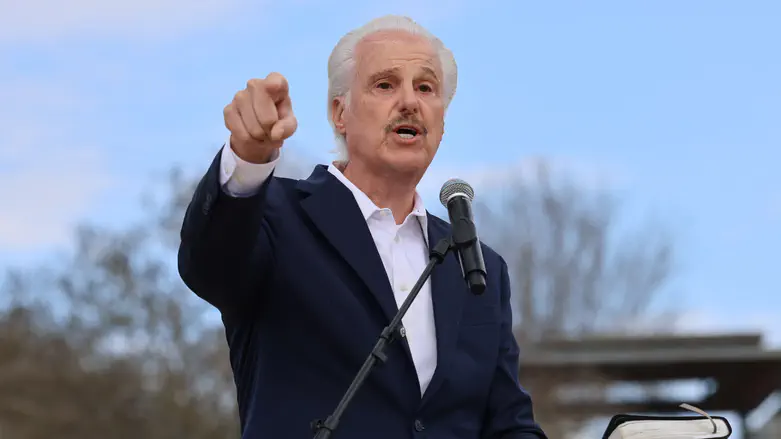 מקורב לטראמפ תוקף את סגן הנשיא