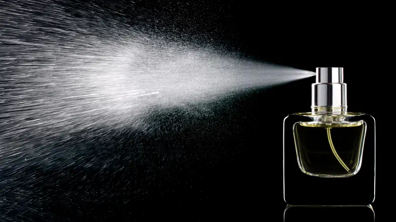 צילום: iStock נהג ערבי ריסס בושם על יהודים - ונתבע