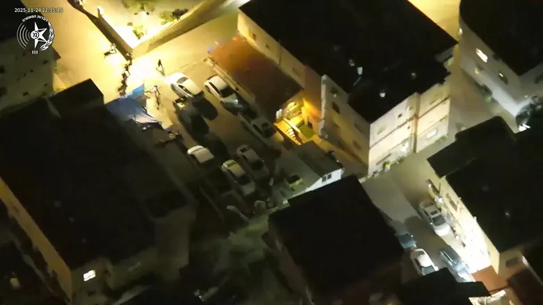 צילום: דוברות המשטרה השוטרים מפתיעים את החמוש - ועוצרים אותו