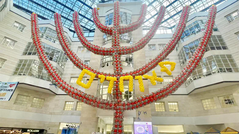 צילום: דוברות שניידר Самая большая в мире ханукия из воздушных шаров