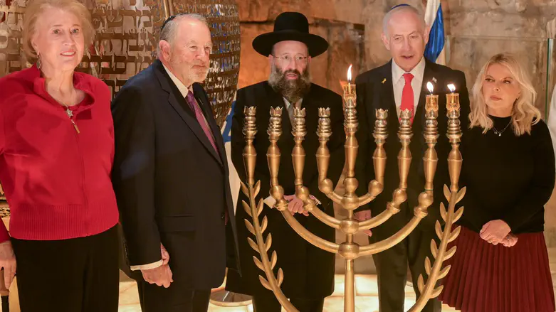 Netanyahu and Huckabee light candles with IDF troops at Western Wall