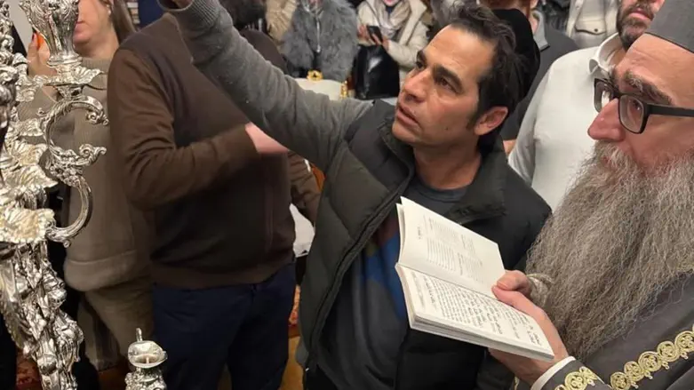 צילום: באדיבות המצלם אביב גפן הדליק את נר השמש אצל הרב פינטו