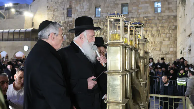 נר שלישי של חנוכה הודלק ברחבת הכותל