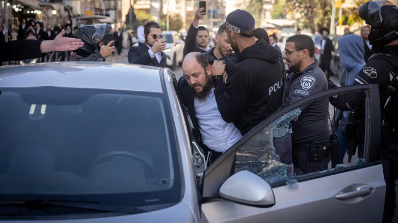 Violent clashes in Jerusalem leave 10 police officers injured