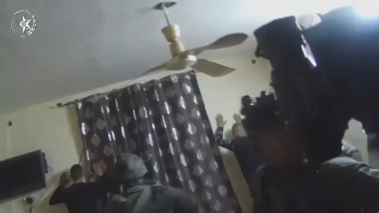 Footage from heart of Jenin Undercover units arrest terrorists and seize weapons